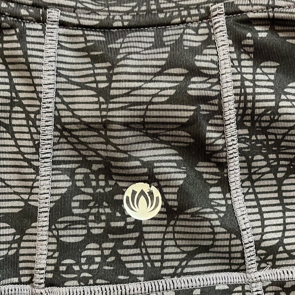 ⭐️ Mondetta floral patterned zip-up top- size medium - Picture 10 of 11